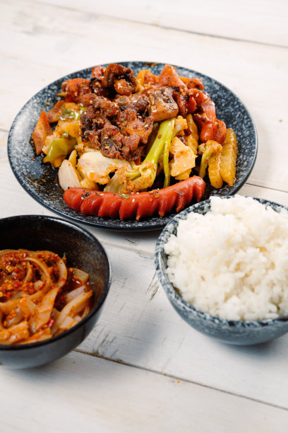 白色的木桌上放着中餐图片下载