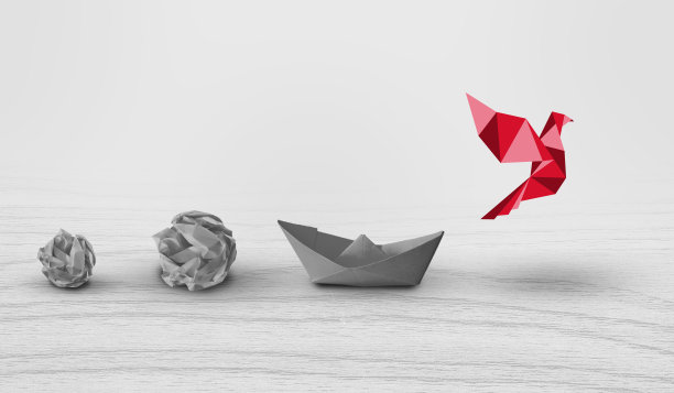 商业变革带来成功。通过概念转换实现新的创新和进化。皱巴巴的纸变成了飞翔的折纸鸟。图片下载