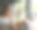 戴着无线耳机在咖啡馆或办公室用笔记本电脑工作的女商人图片下载