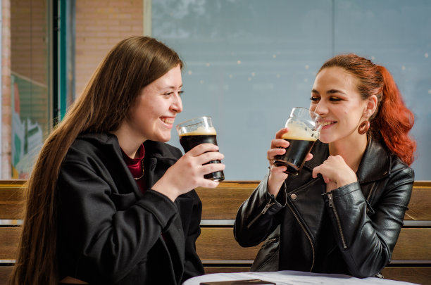 两个美女在酒吧里玩得很开心图片下载