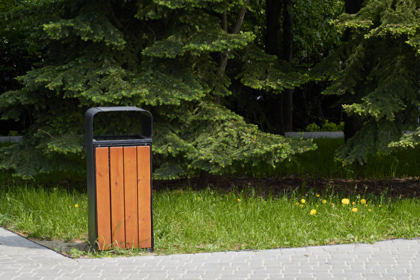 公园小路上的木制垃圾桶照片。图片下载