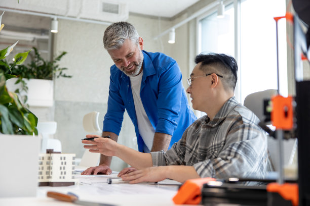 在高科技车间用3D打印机和图纸设计机械零件。图片下载