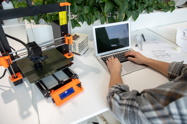 在创意实验室工作的人在笔记本电脑上打字，屏幕是空白的。图片下载