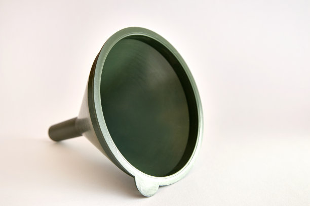 白色背景上的绿色塑料喷壶。图片下载