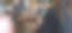 一名女子在咖啡厅餐厅用智能手机扫描二维码进行数字支付，无需现金。选择菜单和订单累积折扣。电子钱包，科技，在线支付，信用卡，银行应用。图片下载