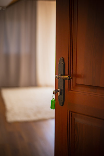 旅馆房间的门是开着的图片下载