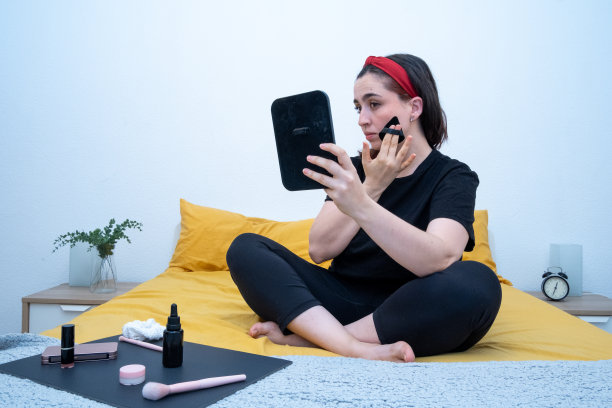 准备容光焕发:一位女士在化妆前精心准备皮肤的照片图片下载