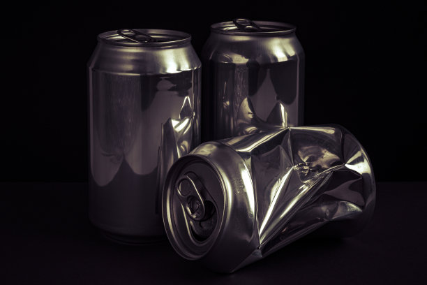 三个饮料罐图片下载