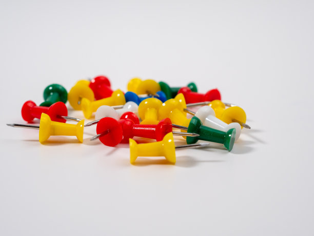 白色背景上的多色图钉。图片下载