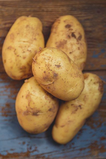 木头背景上的土豆图片下载