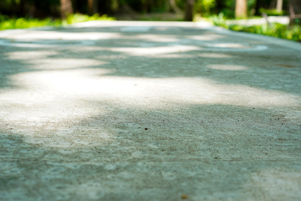 自行车道反射晨光的特写照片。图片下载