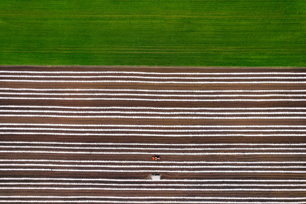 春季农用拖拉机鸟瞰图图片下载