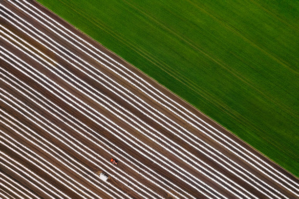 春季农用拖拉机鸟瞰图图片下载