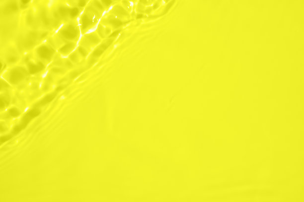 抽象透明水影表面纹理自然波纹在黄色背景图片下载