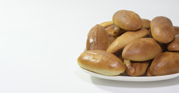 横幅上的自制派放在一个白色的大盘子上。白色背景的特写图片下载