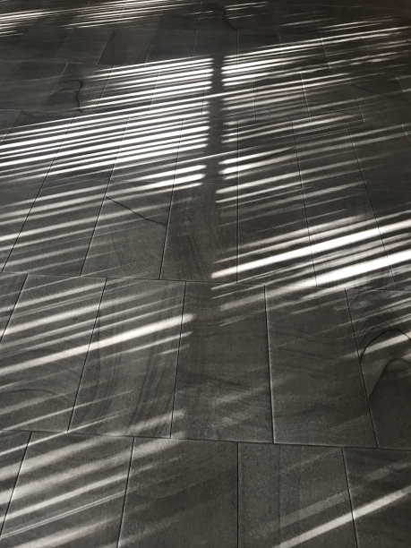 阳光透过百叶窗洒在地板上图片下载