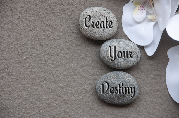 在岩石上的动机引用文本的顶视图-创造你的命运。动机的概念。图片下载