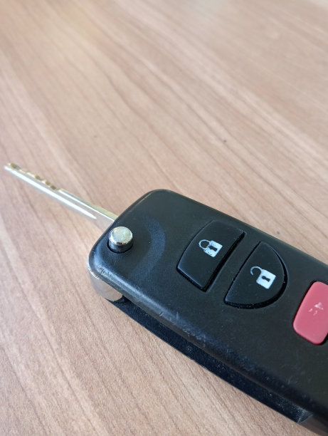 现代汽车翻转钥匙。孤立的木制背景。图片下载