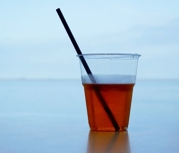 用吸管在塑料杯中饮用图片下载