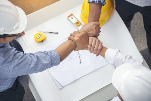 一群多种族的人团队会议携手工程师经理工头一起碰拳。近距离接触多元化工程师、人员、合作伙伴团队。业务连接团队加入合作伙伴关系图片下载