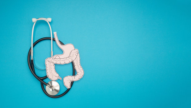 一个听诊器和大肠形状的纸在蓝色的背景图片下载