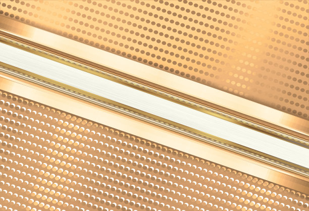 有装饰带的闪亮青铜雕刻板。图片下载