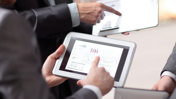 用平板电脑工作的人的手。技术图片下载