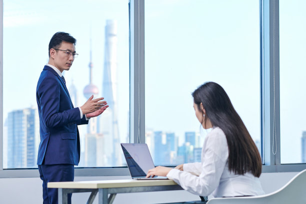 两个亚洲商务人士在办公室工作图片下载