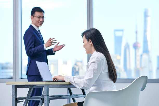 两个亚洲商务人士在办公室工作图片下载