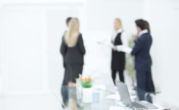 办公室背景上一群商务人士的模糊图像图片下载