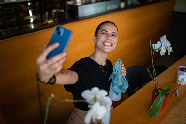 系着围裙微笑自拍的混血女性图片下载