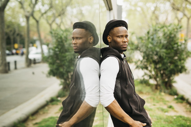 一个年轻的黑人男性在街上的肖像图片下载