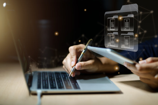 商人利用计算机进行文档管理系统(DMS)和在线文档数据库，实现无纸化办公的概念图片下载