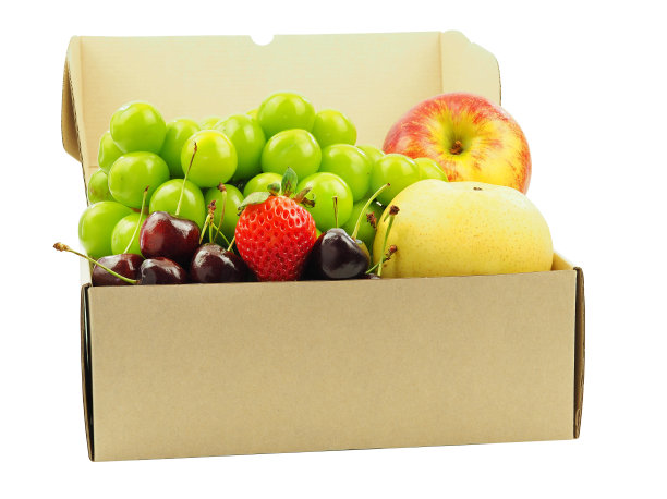 马斯喀特葡萄，草莓，樱桃，中国梨和苹果在白色背景上孤立的棕色盒子里发光。图片下载