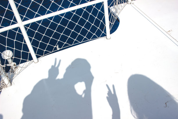 船甲板上有两个年轻人夏天的概念图片下载