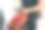 一个年轻人把一本书装进房间里桌子上的一个袋子里图片下载