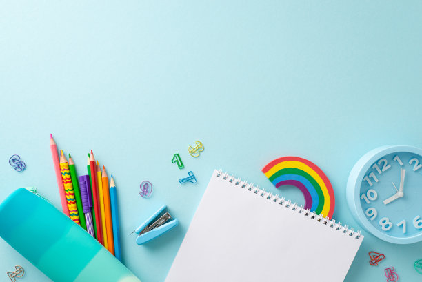 增强您的教育材料与此顶视图照片设有空白记事本与文具在淡蓝色孤立的背景。完美的促销目的和文本放置图片下载