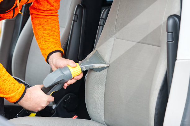 汽车干洗。浅灰色纺织品座椅采用专业的化学清洗方法。图片下载