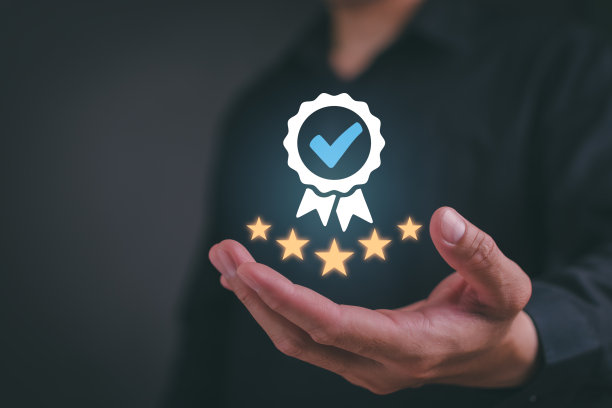 保证产品和ISO服务理念，以商人之手展示顶级服务的标志，最好的质量保证，保证，标准，ISO认证和标准化理念。图片下载