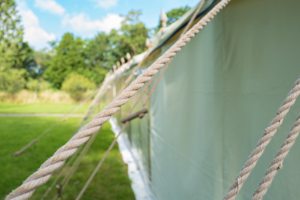 浅焦点的大可调帐篷家伙绳。图片下载