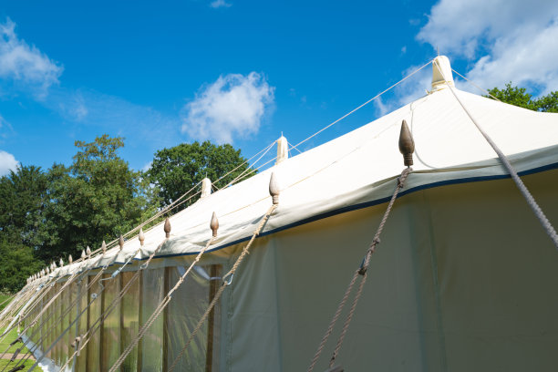 大型庆祝帐篷展示了各种各样的绳索。图片下载