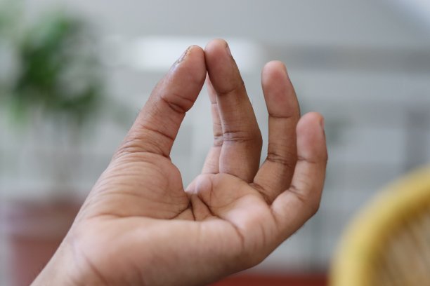 印度男人用手做出水滴标志图片下载