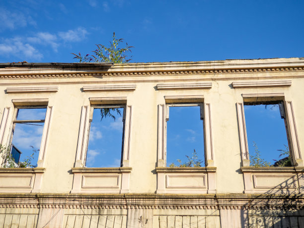 废弃的破旧房子。不宜居住的。古老的城市。需要改造。图片下载