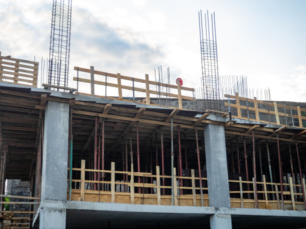 建造新楼层。墙壁和支架的安装图片下载