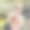 小男孩在洒水车里保持凉爽图片下载
