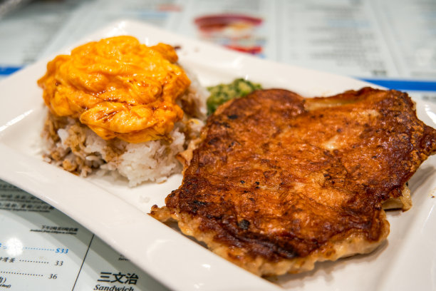 美味的香港茶餐厅炸鸡排和鸡蛋饭碗图片下载