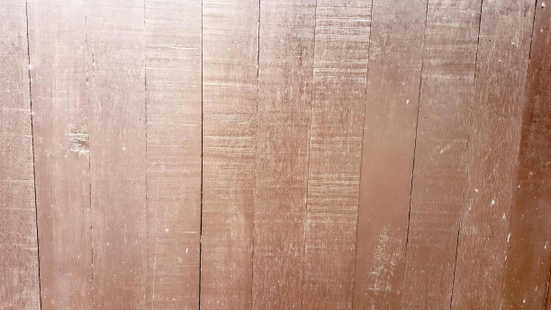 一张背景是木墙厕所的照片，在木墙的浴室里有一个厕所。图片下载