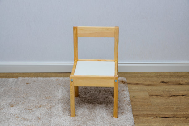 时尚的儿童桌椅。白色和木色图片下载