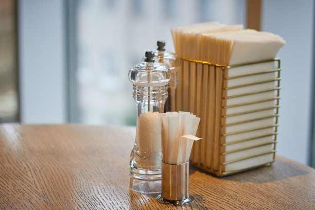 桌上放着香料牙签和餐巾。图片下载