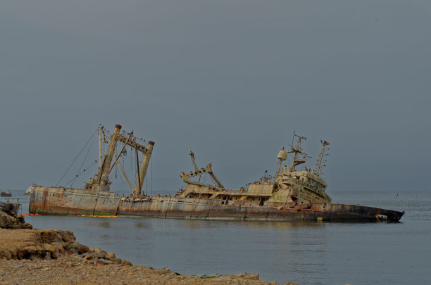 智利科金博市海岸上的一艘古老的沉船图片下载